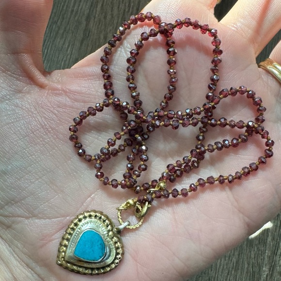 Handmade hand knotted garnet necklace with little stone heart charm - Picture 7 of 15